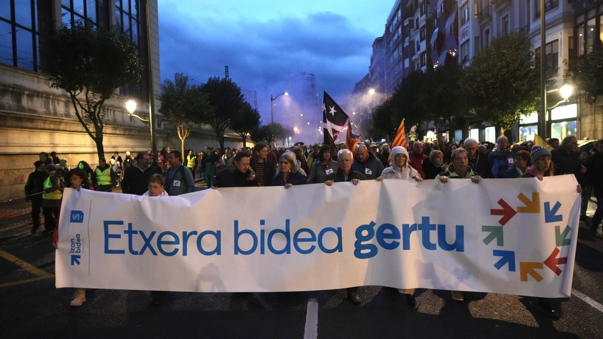 Miles de personas se manifiestan en Bilbao en apoyo a los presos de ETA