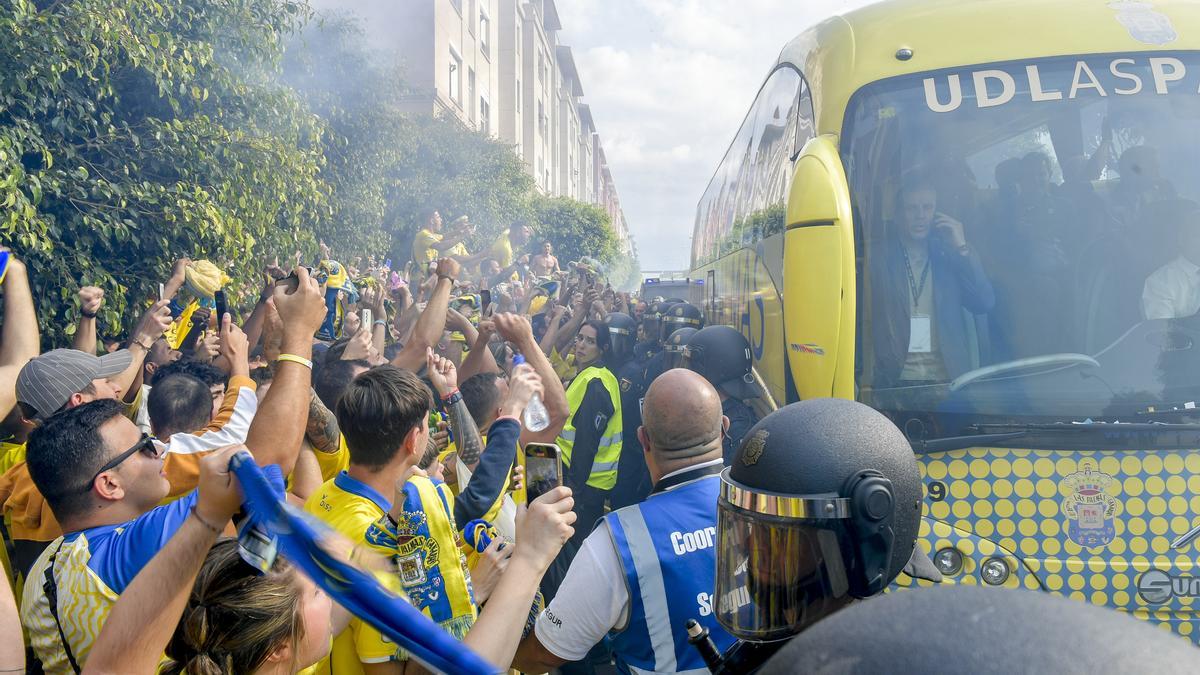 La marea amarilla recibe a la guagua de la UD Las Palmas