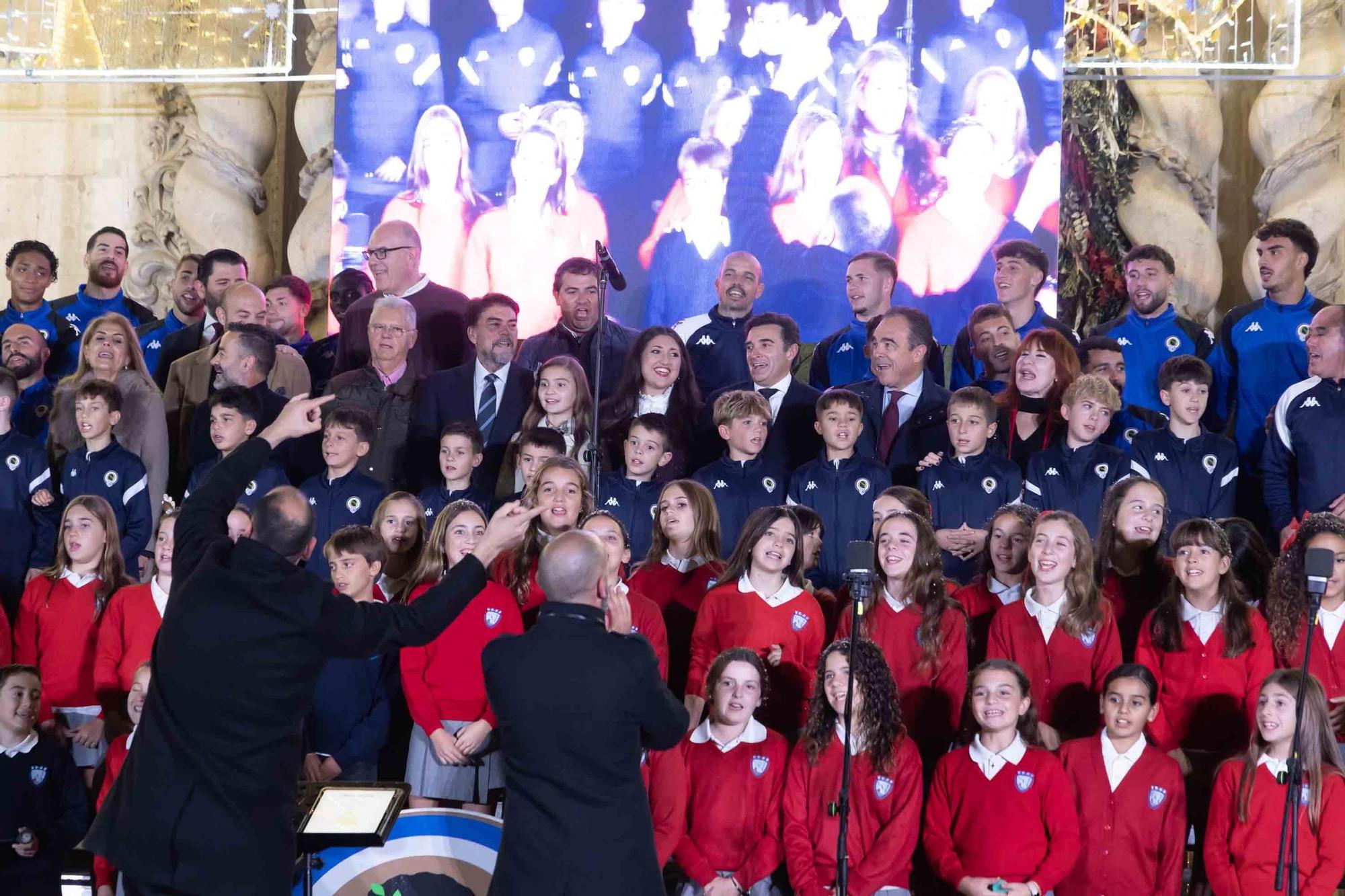 El Hércules interpreta el tradicional villancico junto al coro de los Jesuitas en la plaza del Ayuntamiento de Alicante.