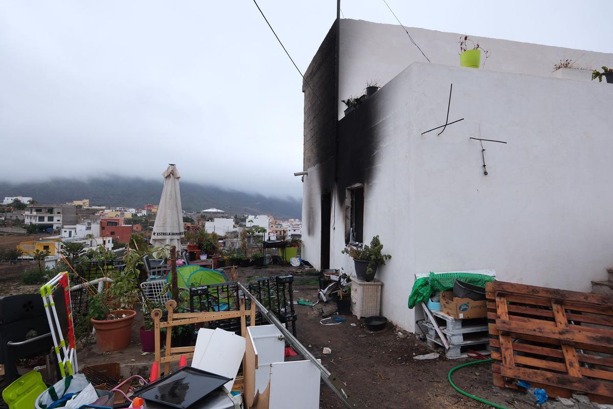 Un hombre incendia la casa con su pareja y su hijo dentro en Tenerife