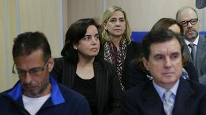 La infanta Cristina, asseguda al banc dels acusats, amb els altres 17 acusats en el judici pel ’cas Nóos’.