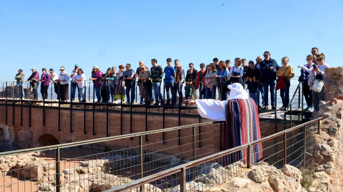 Participantes durante la primera visita teatralizada del calendario 2026 en uno de los enclaves históricos de Onda.