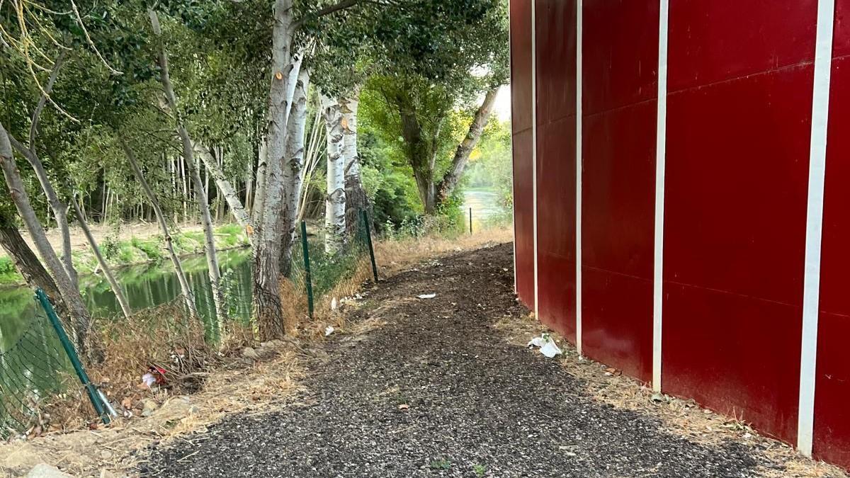 La plaza de toros, en la zona de policía de un brazo del  río.