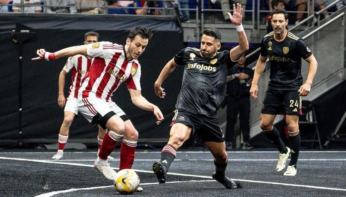 Coro, con De la Bella a la derecha, trata de arrebatar un balón a un rival en un partido de la Kings League con el Ultimate Móstoles.