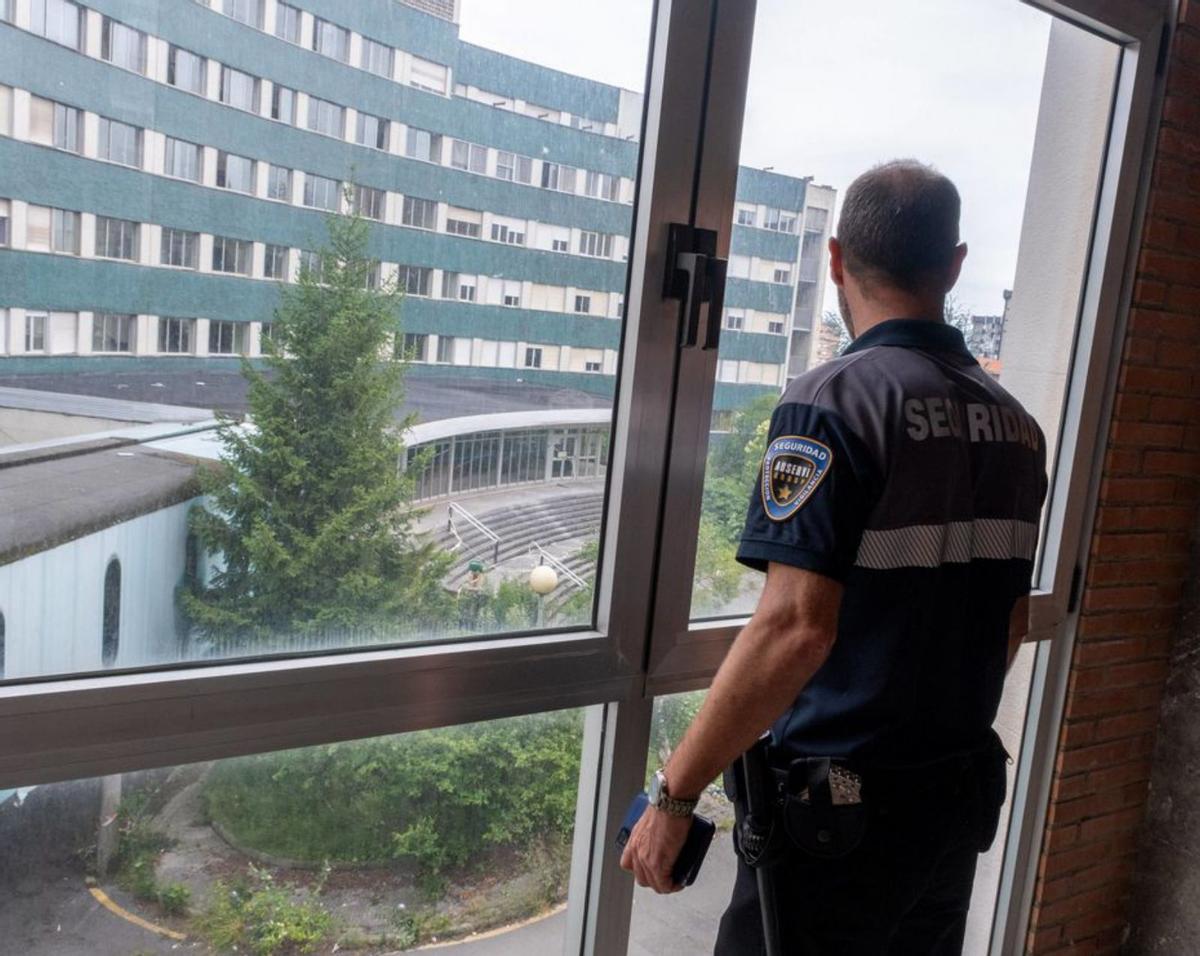 El Principado redujo a la mitad los vigilantes un año después del cierre