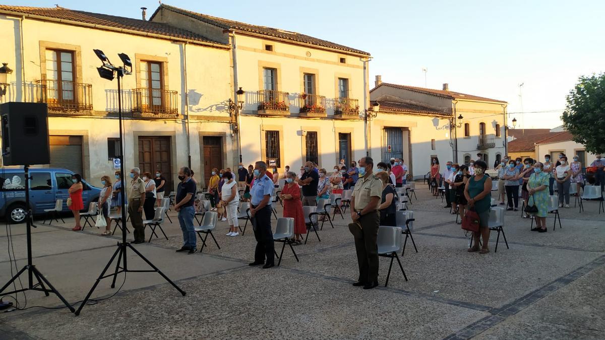 Minuto de silencio en recuerdo de las víctimas del COVID 19 en la inauguración del agosto cultural en Bermillo