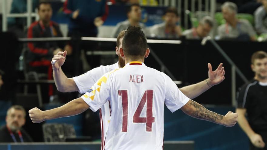 Álex, jugador de ElPozo, felicita a Pola por su gol.