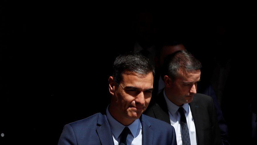 El presidente del Gobierno, Pedro Sánchez, y su hasta ahora director de Gabinete, Iván Redondo, saliendo del Congreso tras la investidura fallida del 25 de julio de 2019.