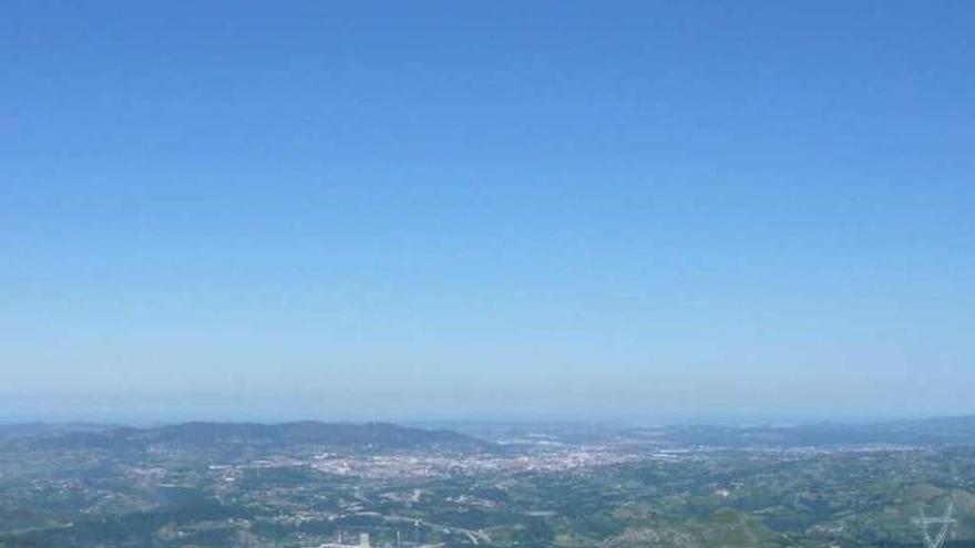 Las capillas del Monsacro, con Oviedo al fondo.