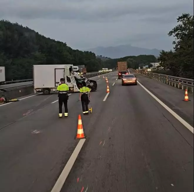 Les imatges i les cues per l'accident múltiple a l'AP-7 a Fogars de la Selva