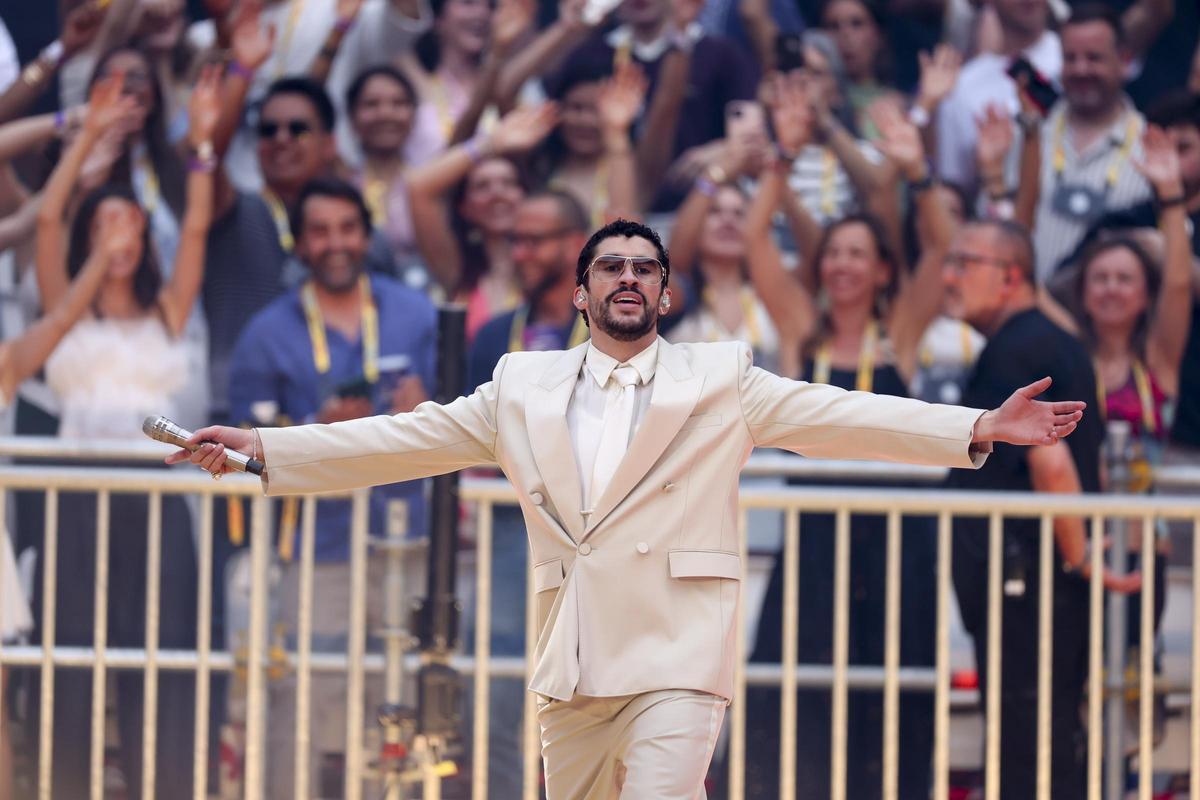 Bad Bunny, ayer en Madrid, con la alcaldesa de fondo.