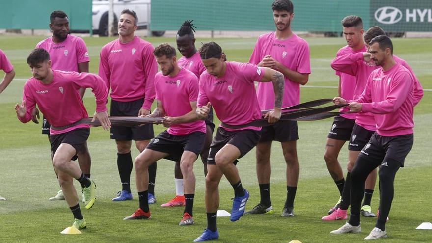 Jugadores del Córdoba realizan un entrenamiento de fuerza en la Ciudad Deportiva.