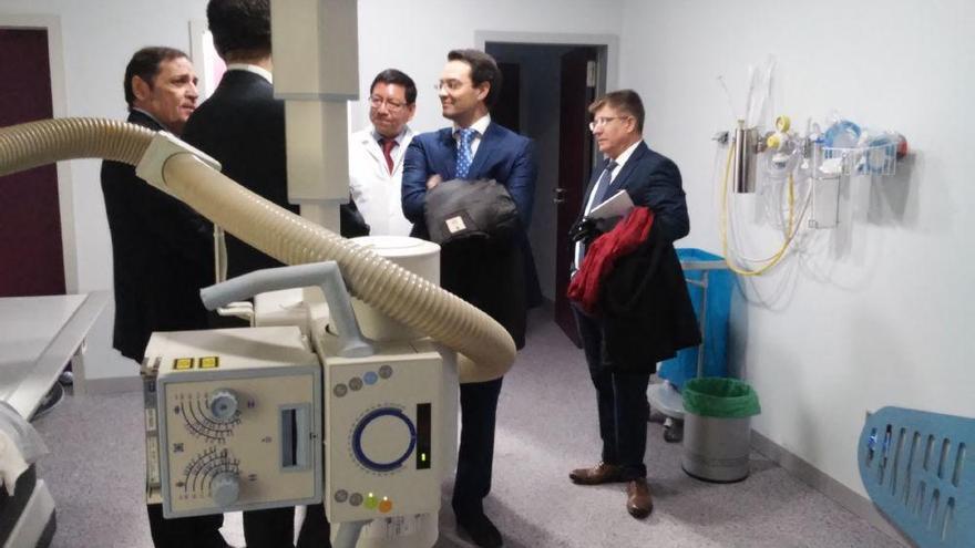 El consejero, con su séquito y el jefe de servicio en las instalaciones de Radiología