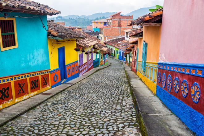 Coloridas calles de adoquines en Medillín (Colombia)