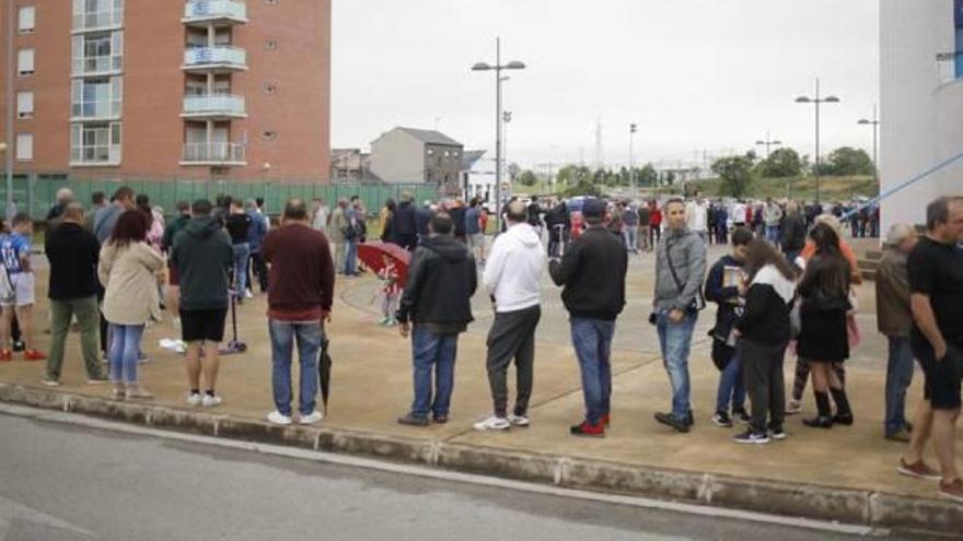 Colas en El Toralín para conseguir una entrada para mañana.