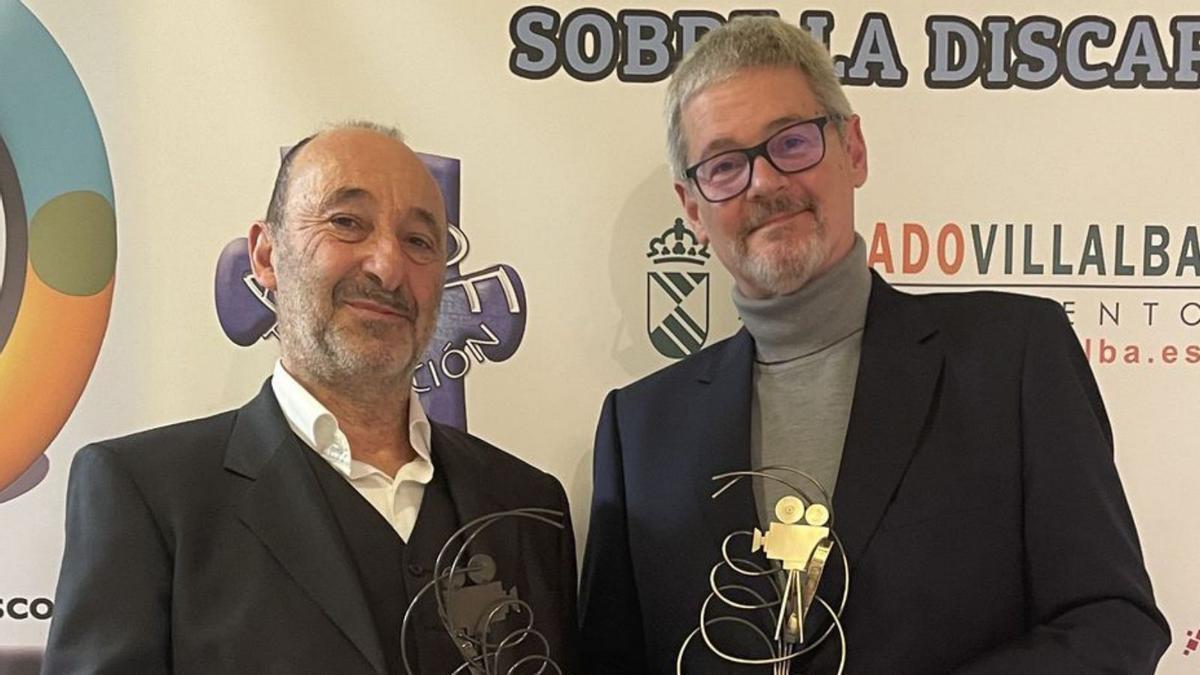 Manquiña y el director de la cinta, Ángel de la Cruz, con sus premios.