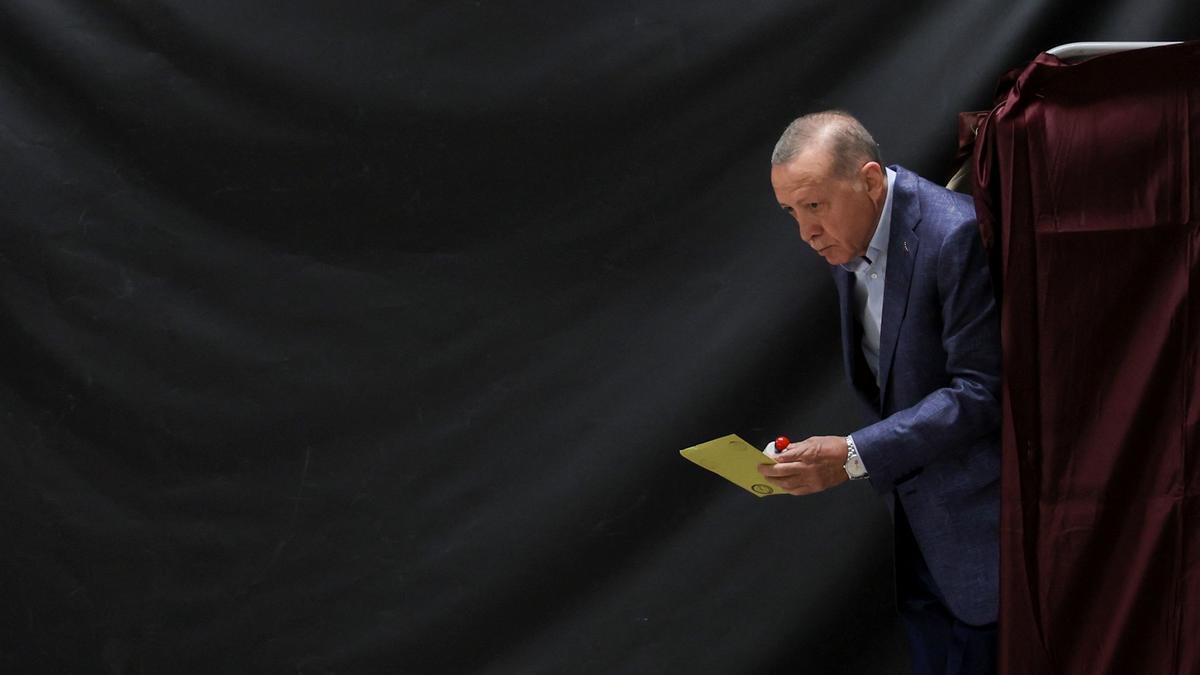 El presidente turco, Tayyip Erdogan, sale de una cabina de votación en un colegio electoral en Estambul, Turquía.