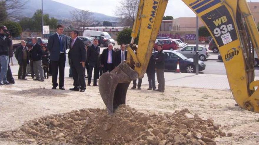 El alcalde de Petrer, Pascual Díaz, en el inicio de las obras.