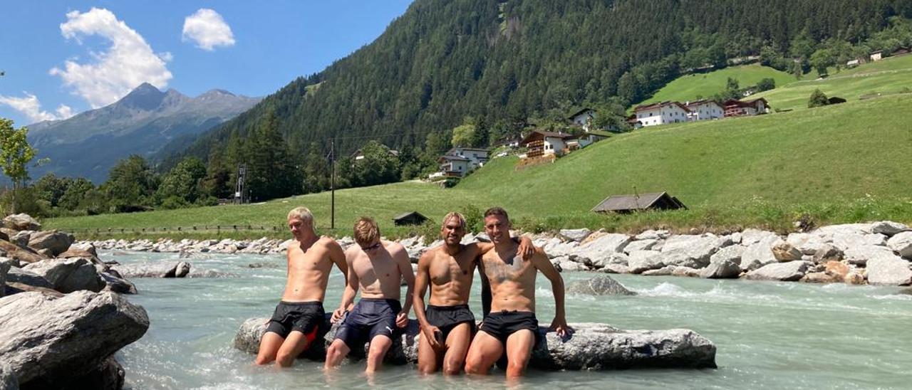 Hoppe, Mboula y Cufré, junto a un ayudante del equipo en Austria, se dan un chapuzón en el río.