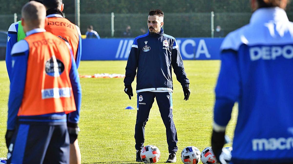 Rubén de la Barrera, durante un entrenamiento en Abegondo. |  // VÍCTOR ECHAVE