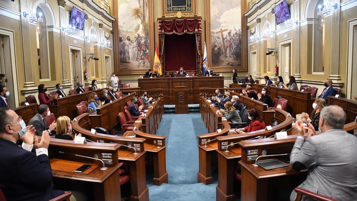 El Pleno del Parlamento, durante la declaración institucional contra el racismo.