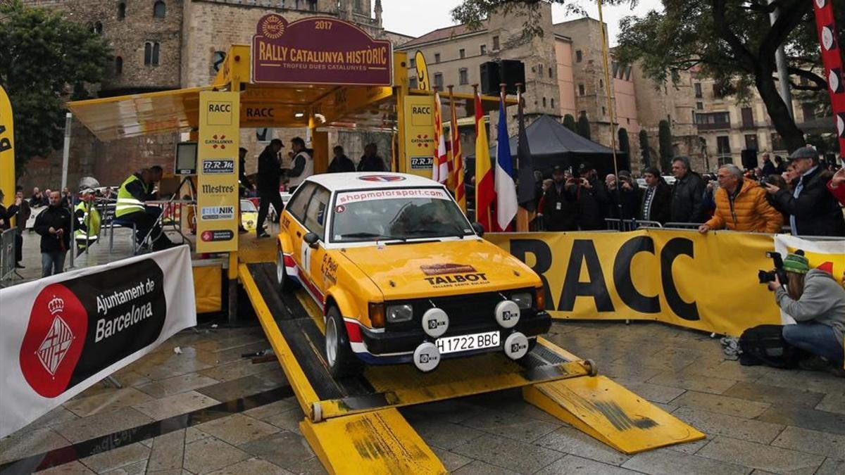 Salida del rally frente a la Catedral y bajo la lluvia