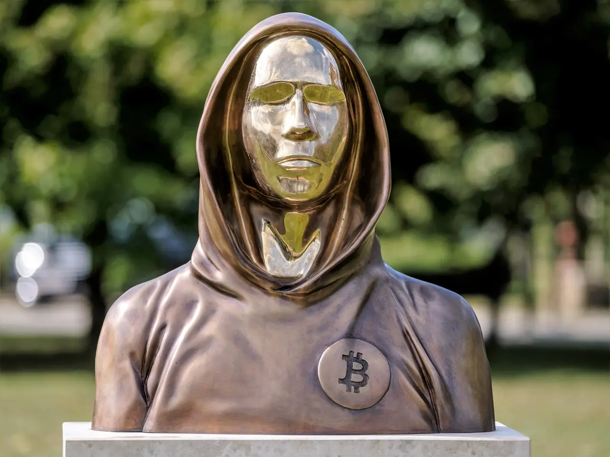 Escultura de Satoshi Nakamoto, el misterioso ideólogo de Bitcoin, en Hungría