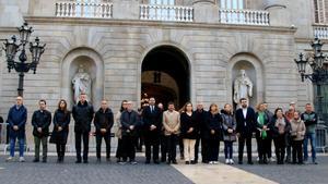 Minuto de silencio en recuerdo de las víctimas del terrorismo ante el Ayuntamiento de Barcelona con la alcaldesa, Ada Colau, y el teniente de alcalde de Prevención y Seguridad, Albert Batlle