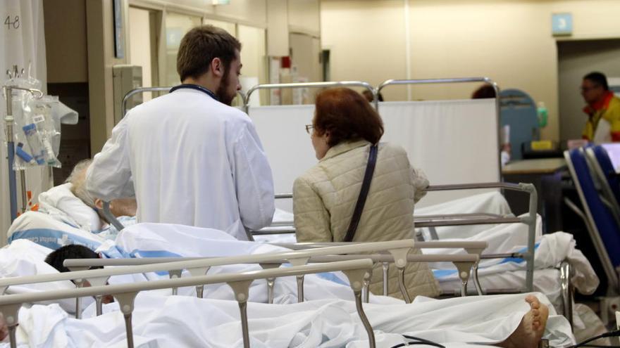 Un metge atenent un pacient a l&#039;Àrea d&#039;Urgències de Vall d&#039;Hebron.