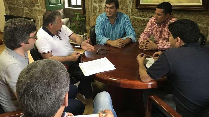 Representantes de Coviastec se reunieron ayer con Manuel Cuiña, Klaus Brey y el arquitecto municipal.