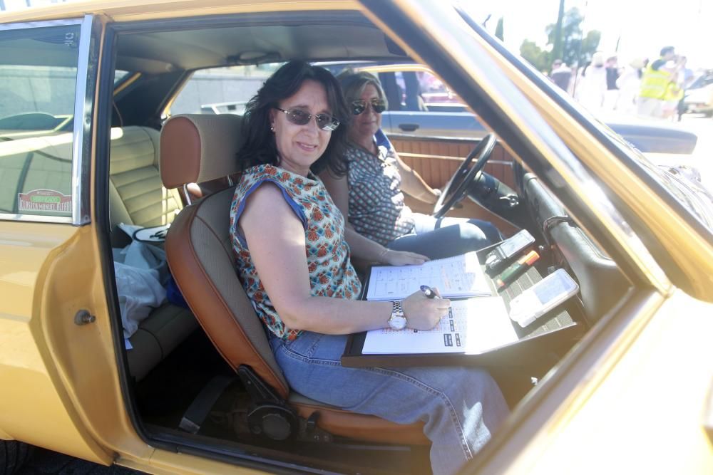 Casi 70 mujeres se pusieron hoy al volante de 34 coches clásicos en Vigo para participar en el Rally das Donas, una prueba de regularidad de 122 kilómetros entre Vigo y Sabarís