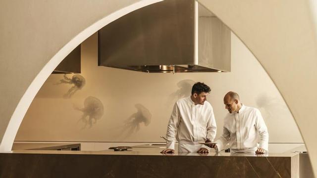 Óscar Molina y Jonathan Yelamos en las cocinas de La Gaia. |  | LA GAIA