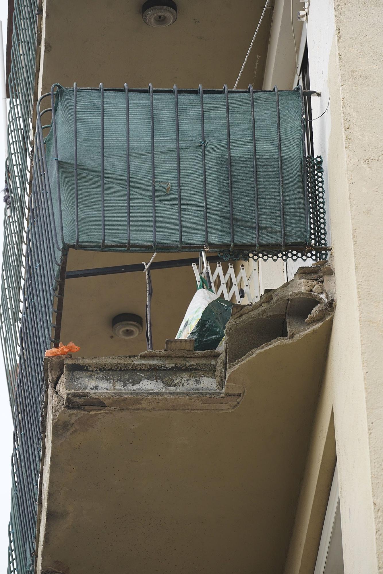 Es desprenen parts de dos balcons d'un bloc de pisos de Salt