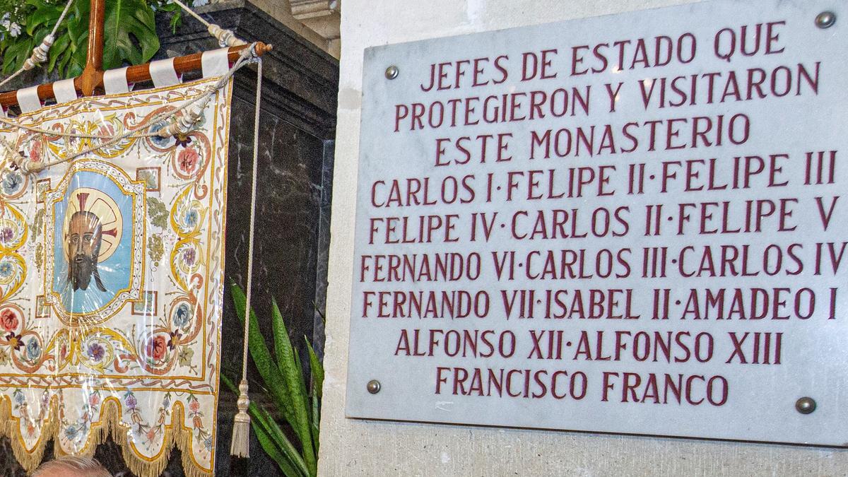La placa en la que se recuerda a Franco en el Monasterio de la Santa Faz.