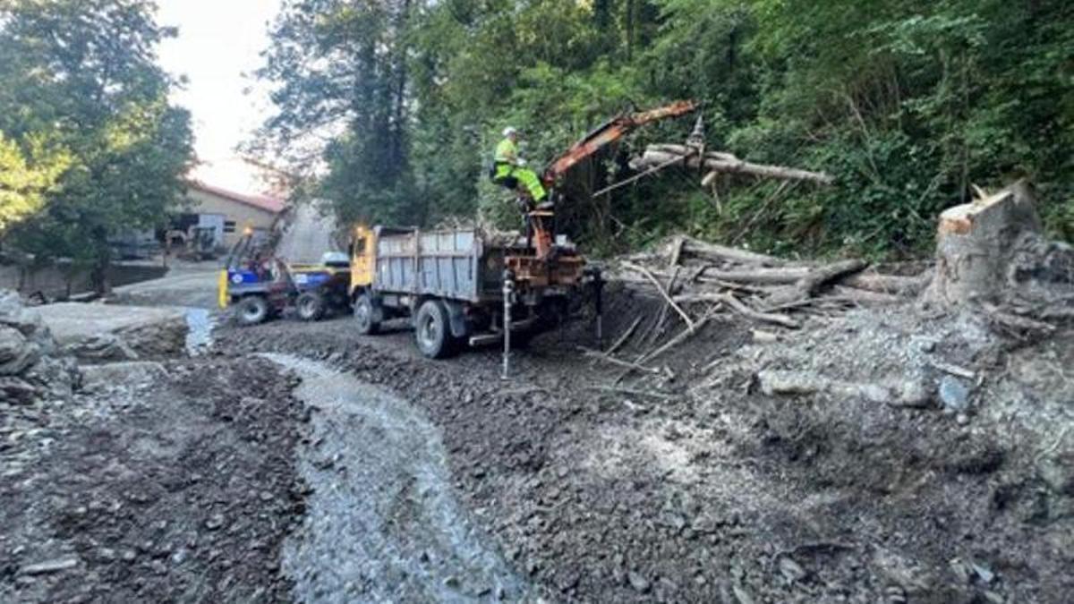 Confederación actúa para evitar que otro temporal vuelva a llenar de barro el pueblo cangués