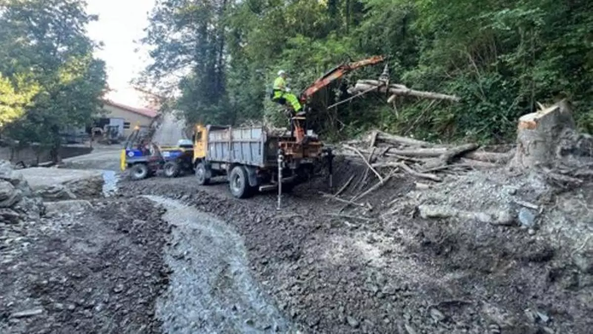Limpieza de emergencia en los arroyos que arrastraron toneladas de material hasta Llamera: Confederación actúa para evitar que otro temporal vuelva a llenar de barro el pueblo cangués