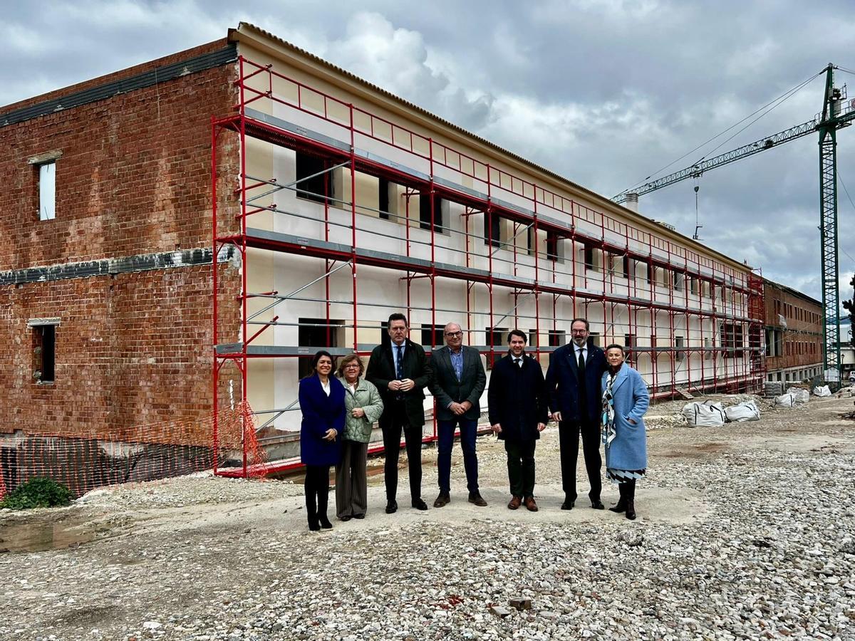 Autoridades municipales y autonómicas, con representantes de Promi en las obras de la residencia en Cabra.