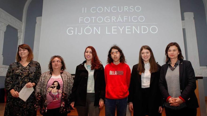 La edil de Cultura entrega los premios a los ganadores de &quot;Gijón leyendo&quot;