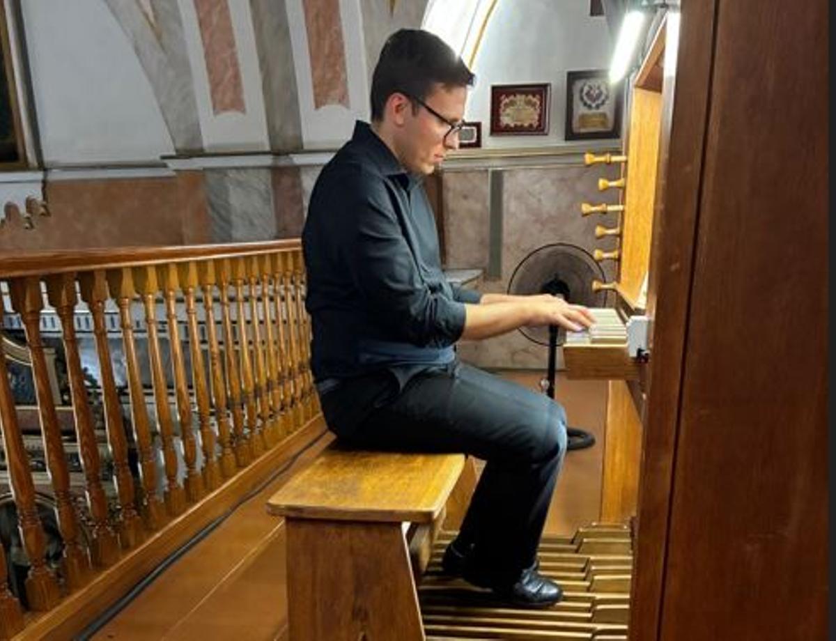 Daniel Rubio Ferrandis, en una momento de su interpretación en el órgano de Albuixech.