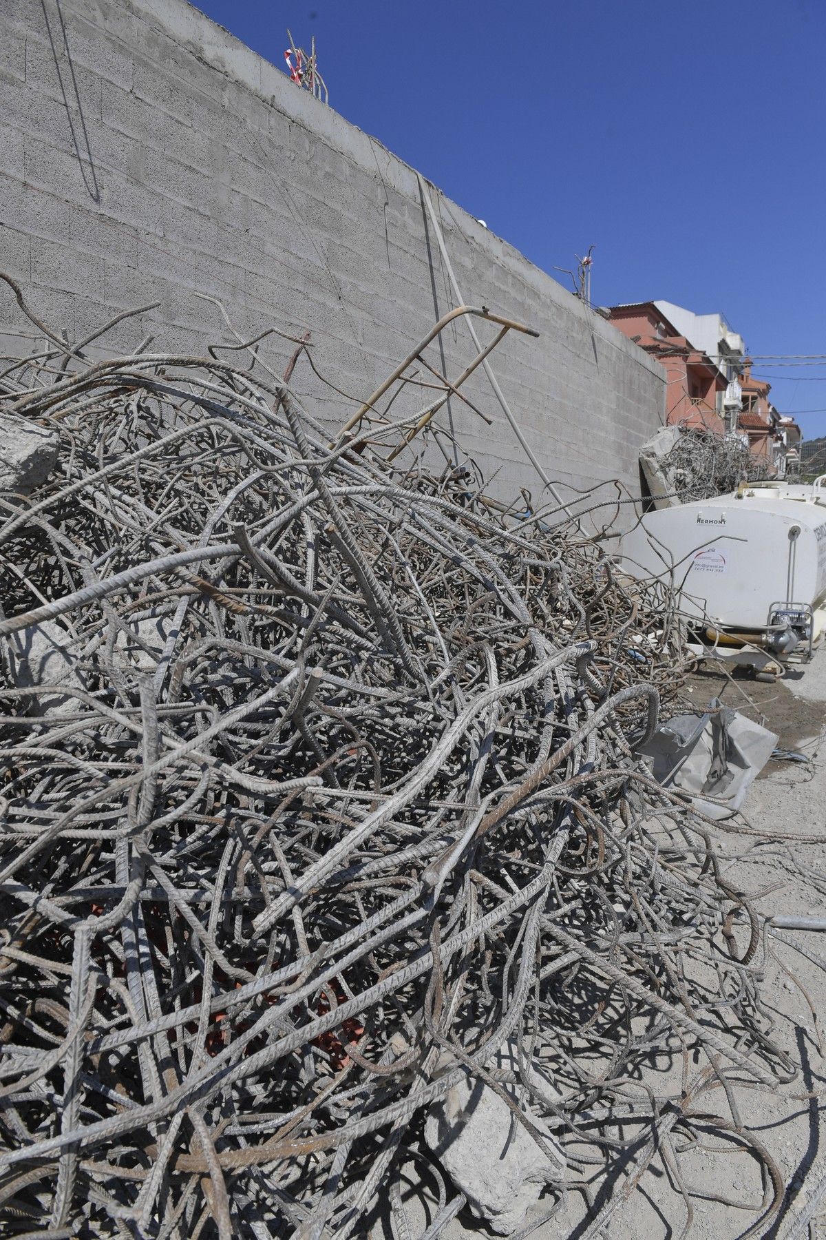 Así continúa el derribo del mamotreto de Santa Brígida