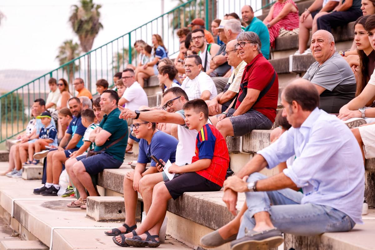 Cientos de aficionados asisten al tercer entrenamiento del Córdoba CF