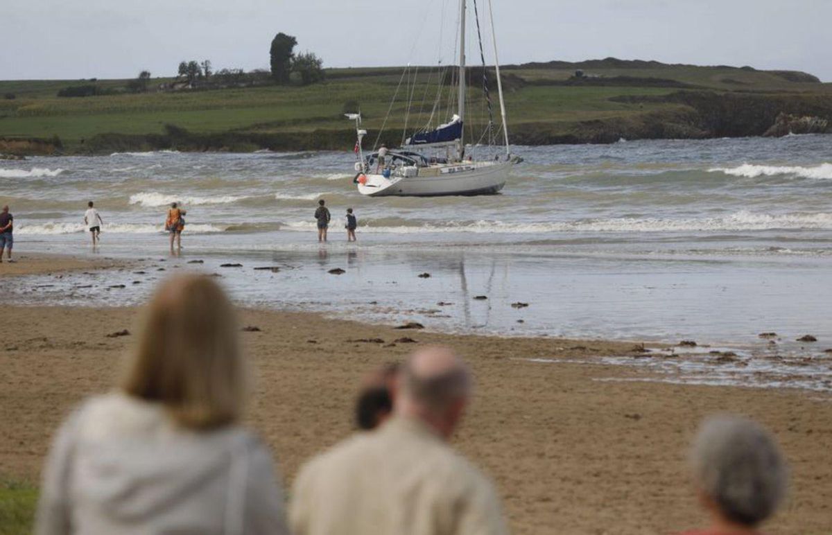 Fracasa la operación para sacar de la playa de Bañugues el velero que encalló el viernes