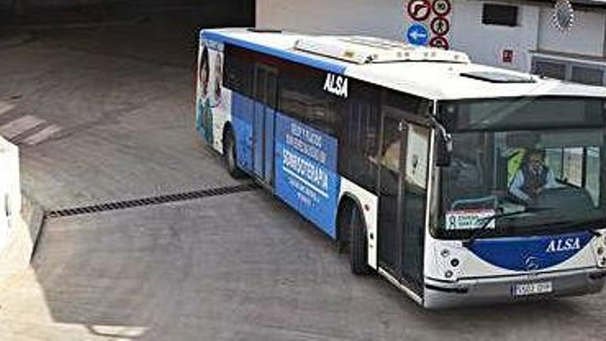 Un autobús sube la rampa para salir de la estación de autobuses de Vila.