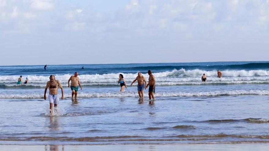 Los nueve baños de septiembre, "una cuestión de fe" entre los bañistas gijoneses que "sienta de maravilla" (en imágenes)