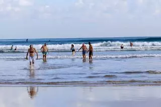 Los nueve baños de septiembre, "una cuestión de fe" entre los bañistas gijoneses que "sienta de maravilla" (en imágenes)