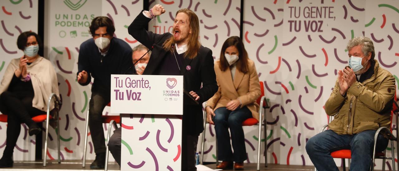 Pablo Fernández, en el Centro Cívico Bailarín Vicente Escudero en Valladolid, con la ministra Ione Belarra sentada detrás suyo.