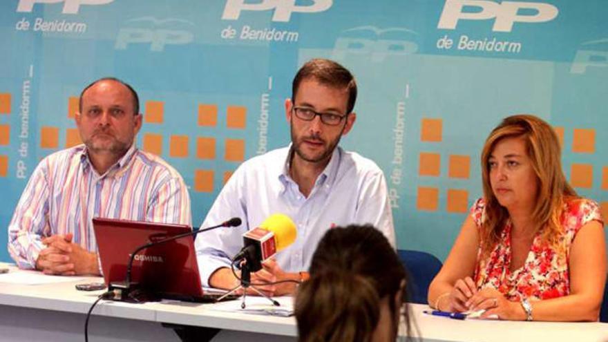 Saval, Fernández y Villar, ayer, en la sede del PP.