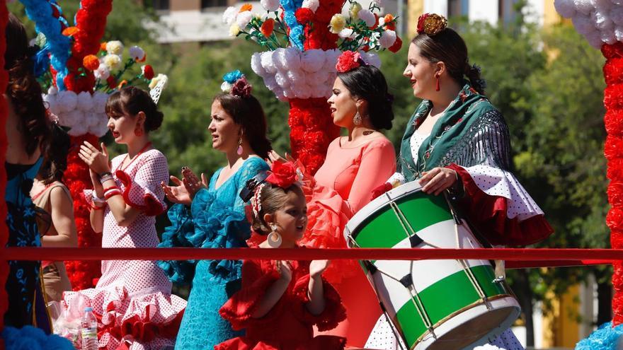 La Batalla de las Flores repartirá 80.000 claveles y recupera los coches de caballos