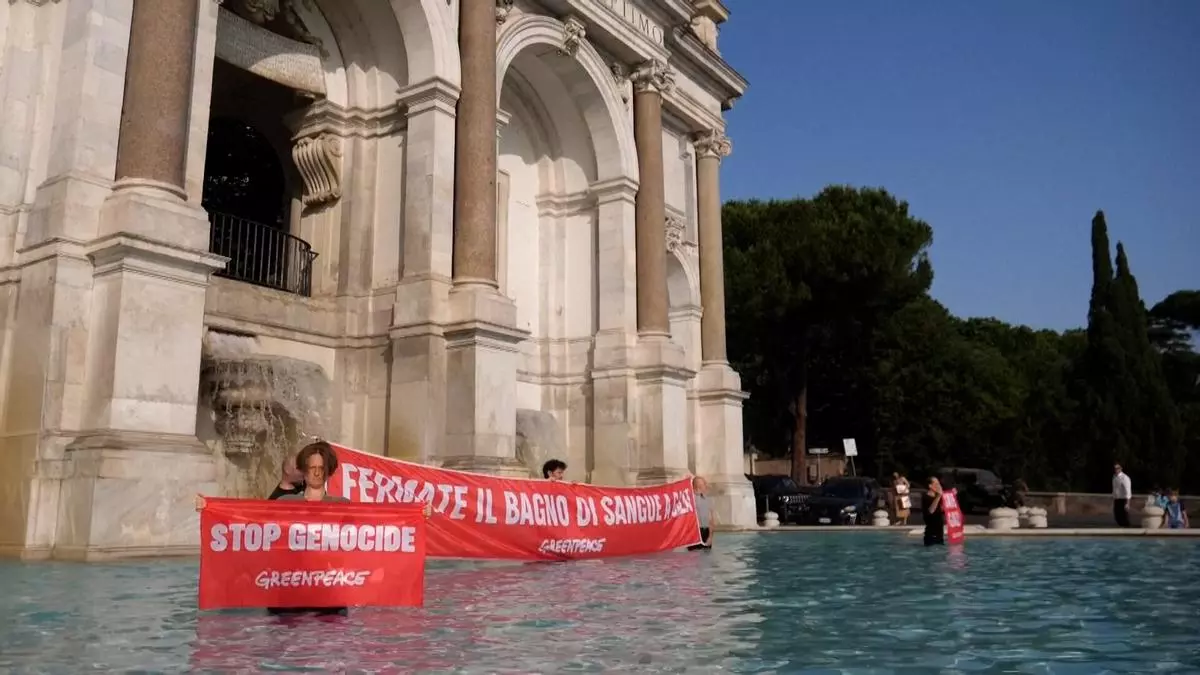 Activistas de Greenpeace se bañan en una histórica fuente de Roma para protestar contra los acuerdos militares de Italia con Israel
