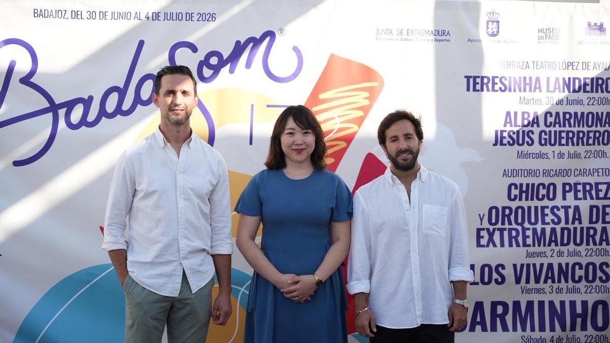 De izquierda a derecha: Miguel Morán, Hae Won Oh y Chico Pérez en la presentación de su concierto en Badasom.